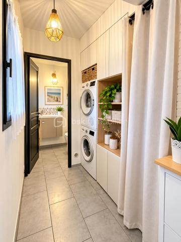 SECTEUR CHATEAU DE LORMOY,  MAGNIFIQUE MAISON DE 121 m2 édifiée sur 322 m2 de terrain, elle se compose d'une entrée avec placard, un WC séparé, coin buanderie, une très belle pièce de vie de 47 m2 comprenant une cuisine aménagée et équipée, salon salle à manger avec cheminée insert,  terrasse avec jardin clos.

A l'étage, une pièce palière avec bureau, dessert une salle de bains avec une balnéo + un WC + une douche, 
3 belles chambres de 13 / 14 / 16 m2 env, vous trouverez un garage de 19 m2 env à l'avant de la maison, la maison a bénéficier d 'une isolation par la toiture en 2020

Possibilité de vous présenter une vidéo

INFORMATIONS: La maison est située en arrière lot, portail commun la propriété  à l'avant, puis par une servitude de passage permettant d'accéder à la maison, par ailleurs les propriétaires souhaitent une vente longue pour Mars 2027 si possible

UNE VISITE S'IMPOSE RAPIDEMENT !!!
