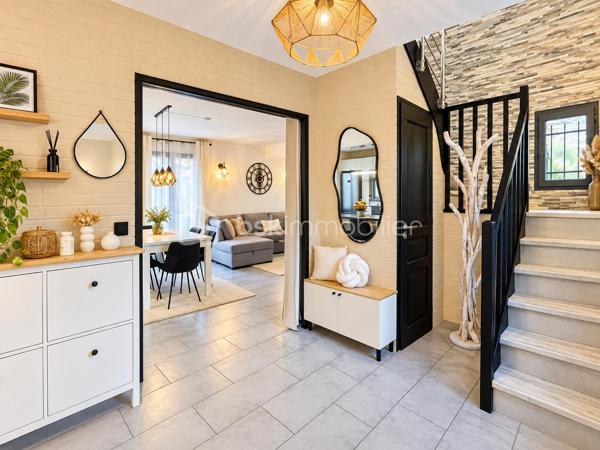SECTEUR CHATEAU DE LORMOY,  MAGNIFIQUE MAISON DE 121 m2 édifiée sur 322 m2 de terrain, elle se compose d'une entrée avec placard, un WC séparé, coin buanderie, une très belle pièce de vie de 47 m2 comprenant une cuisine aménagée et équipée, salon salle à manger avec cheminée insert,  terrasse avec jardin clos.

A l'étage, une pièce palière avec bureau, dessert une salle de bains avec une balnéo + un WC + une douche, 
3 belles chambres de 13 / 14 / 16 m2 env, vous trouverez un garage de 19 m2 env à l'avant de la maison, la maison a bénéficier d 'une isolation par la toiture en 2020

Possibilité de vous présenter une vidéo

INFORMATIONS: La maison est située en arrière lot, portail commun la propriété  à l'avant, puis par une servitude de passage permettant d'accéder à la maison, par ailleurs les propriétaires souhaitent une vente longue pour Mars 2027 si possible

UNE VISITE S'IMPOSE RAPIDEMENT !!!