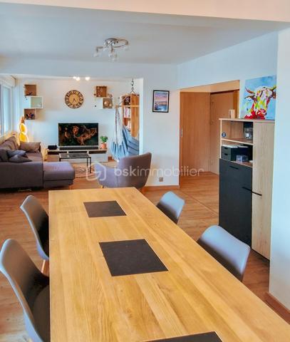 ÉCHIROLLES – T3 DE 79 m² AVEC GARAGE EN SUS, CAVE & BALCONS – ÉTAGE ÉLEVÉ – RÉSIDENCE SÉCURISÉE "LE BOURG NEUF"

📍 2 Allée d’Anjou – Échirolles

BSK Immobilier vous propose ce spacieux appartement T3 de 78,81 m² Carrez situé au 5ème étage en réalité 7, d’une copropriété sécurisée avec ascenseur, idéal pour une résidence principale comme pour un investissement locatif rentable. 

L’appartement bénéficie d’une belle luminosité grâce à son étage élevé, d’une vue dégagée ainsi que d’une configuration fonctionnelle avec de beaux volumes.

🛋️ Composition du bien :
• Entrée avec rangements
• Grand séjour lumineux de près de 30 m²
• Cuisine indépendante de plus de 12 m²
• 2 chambres
• Dressing
• Salle d’eau
• WC séparé
• 2 balcons
• Cave privative
• Garage fermé en sous-sol de 18,89 m² (en sus)

📐 Superficies :
• Appartement : 78,81 m² Carrez
• Balcons : 12,87 m²
• Cave : 5 m²
• Garage : 18,89 m² 

🏢 Les + de la copropriété :
• Résidence sécurisée
• Ascenseur
• Garage sécurisé en sous-sol
• Chauffage collectif urbain
• Copropriété bien entretenue

💰 Charges de copropriété appartement :
Environ 161 €/mois comprenant notamment :
✔ chauffage
✔ eau chaude
✔ eau froide
✔ entretien des communs
✔ ascenseur
✔ charges générales de copropriété 

🌡️ DPE : D
• Consommation énergétique : 197 kWh/m²/an
• Émissions GES : 14 kg CO₂/m²/an
• Estimation des dépenses énergétiques : entre 1 260 € et 1 780 € / an 

📍 Emplacement pratique :
À proximité immédiate :
• tramway et transports
• écoles et commerces
• accès rapide Grenoble
• grands axes et bassins d’emplois

🔐 Un vrai point fort du bien : la résidence bénéficie d’un accès sécurisé et d’un environnement résidentiel rassurant, particulièrement apprécié sur ce secteur.

💡 Focus investisseur :
Avec son grand séjour, ses beaux volumes et sa proximité des transports, ce bien peut parfaitement convenir à un projet de colocation ou de location meublée, offrant une belle rentabilité potentielle sur le marché locatif grenoblois.

📞 Une belle opportunité à découvrir rapidement.
Contactez moi pour organiser votre visite.