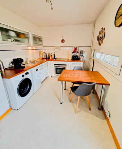 ÉCHIROLLES – T3 DE 79 m² AVEC GARAGE EN SUS, CAVE & BALCONS – ÉTAGE ÉLEVÉ – RÉSIDENCE SÉCURISÉE "LE BOURG NEUF"

📍 2 Allée d’Anjou – Échirolles

BSK Immobilier vous propose ce spacieux appartement T3 de 78,81 m² Carrez situé au 5ème étage en réalité 7, d’une copropriété sécurisée avec ascenseur, idéal pour une résidence principale comme pour un investissement locatif rentable. 

L’appartement bénéficie d’une belle luminosité grâce à son étage élevé, d’une vue dégagée ainsi que d’une configuration fonctionnelle avec de beaux volumes.

🛋️ Composition du bien :
• Entrée avec rangements
• Grand séjour lumineux de près de 30 m²
• Cuisine indépendante de plus de 12 m²
• 2 chambres
• Dressing
• Salle d’eau
• WC séparé
• 2 balcons
• Cave privative
• Garage fermé en sous-sol de 18,89 m² (en sus)

📐 Superficies :
• Appartement : 78,81 m² Carrez
• Balcons : 12,87 m²
• Cave : 5 m²
• Garage : 18,89 m² 

🏢 Les + de la copropriété :
• Résidence sécurisée
• Ascenseur
• Garage sécurisé en sous-sol
• Chauffage collectif urbain
• Copropriété bien entretenue

💰 Charges de copropriété appartement :
Environ 161 €/mois comprenant notamment :
✔ chauffage
✔ eau chaude
✔ eau froide
✔ entretien des communs
✔ ascenseur
✔ charges générales de copropriété 

🌡️ DPE : D
• Consommation énergétique : 197 kWh/m²/an
• Émissions GES : 14 kg CO₂/m²/an
• Estimation des dépenses énergétiques : entre 1 260 € et 1 780 € / an 

📍 Emplacement pratique :
À proximité immédiate :
• tramway et transports
• écoles et commerces
• accès rapide Grenoble
• grands axes et bassins d’emplois

🔐 Un vrai point fort du bien : la résidence bénéficie d’un accès sécurisé et d’un environnement résidentiel rassurant, particulièrement apprécié sur ce secteur.

💡 Focus investisseur :
Avec son grand séjour, ses beaux volumes et sa proximité des transports, ce bien peut parfaitement convenir à un projet de colocation ou de location meublée, offrant une belle rentabilité potentielle sur le marché locatif grenoblois.

📞 Une belle opportunité à découvrir rapidement.
Contactez moi pour organiser votre visite.