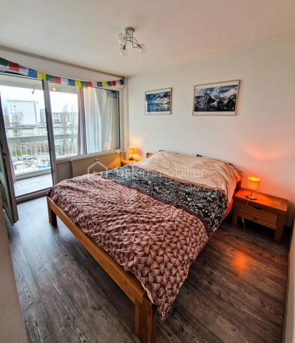 ÉCHIROLLES – T3 DE 79 m² AVEC GARAGE EN SUS, CAVE & BALCONS – ÉTAGE ÉLEVÉ – RÉSIDENCE SÉCURISÉE "LE BOURG NEUF"

📍 2 Allée d’Anjou – Échirolles

BSK Immobilier vous propose ce spacieux appartement T3 de 78,81 m² Carrez situé au 5ème étage en réalité 7, d’une copropriété sécurisée avec ascenseur, idéal pour une résidence principale comme pour un investissement locatif rentable. 

L’appartement bénéficie d’une belle luminosité grâce à son étage élevé, d’une vue dégagée ainsi que d’une configuration fonctionnelle avec de beaux volumes.

🛋️ Composition du bien :
• Entrée avec rangements
• Grand séjour lumineux de près de 30 m²
• Cuisine indépendante de plus de 12 m²
• 2 chambres
• Dressing
• Salle d’eau
• WC séparé
• 2 balcons
• Cave privative
• Garage fermé en sous-sol de 18,89 m² (en sus)

📐 Superficies :
• Appartement : 78,81 m² Carrez
• Balcons : 12,87 m²
• Cave : 5 m²
• Garage : 18,89 m² 

🏢 Les + de la copropriété :
• Résidence sécurisée
• Ascenseur
• Garage sécurisé en sous-sol
• Chauffage collectif urbain
• Copropriété bien entretenue

💰 Charges de copropriété appartement :
Environ 161 €/mois comprenant notamment :
✔ chauffage
✔ eau chaude
✔ eau froide
✔ entretien des communs
✔ ascenseur
✔ charges générales de copropriété 

🌡️ DPE : D
• Consommation énergétique : 197 kWh/m²/an
• Émissions GES : 14 kg CO₂/m²/an
• Estimation des dépenses énergétiques : entre 1 260 € et 1 780 € / an 

📍 Emplacement pratique :
À proximité immédiate :
• tramway et transports
• écoles et commerces
• accès rapide Grenoble
• grands axes et bassins d’emplois

🔐 Un vrai point fort du bien : la résidence bénéficie d’un accès sécurisé et d’un environnement résidentiel rassurant, particulièrement apprécié sur ce secteur.

💡 Focus investisseur :
Avec son grand séjour, ses beaux volumes et sa proximité des transports, ce bien peut parfaitement convenir à un projet de colocation ou de location meublée, offrant une belle rentabilité potentielle sur le marché locatif grenoblois.

📞 Une belle opportunité à découvrir rapidement.
Contactez moi pour organiser votre visite.