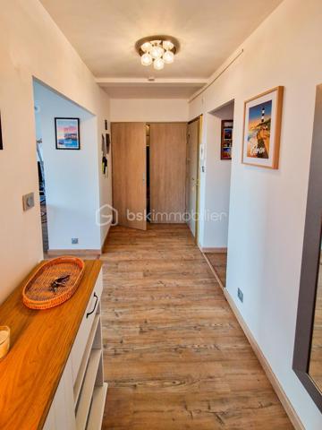 ÉCHIROLLES – T3 DE 79 m² AVEC GARAGE EN SUS, CAVE & BALCONS – ÉTAGE ÉLEVÉ – RÉSIDENCE SÉCURISÉE "LE BOURG NEUF"

📍 2 Allée d’Anjou – Échirolles

BSK Immobilier vous propose ce spacieux appartement T3 de 78,81 m² Carrez situé au 5ème étage en réalité 7, d’une copropriété sécurisée avec ascenseur, idéal pour une résidence principale comme pour un investissement locatif rentable. 

L’appartement bénéficie d’une belle luminosité grâce à son étage élevé, d’une vue dégagée ainsi que d’une configuration fonctionnelle avec de beaux volumes.

🛋️ Composition du bien :
• Entrée avec rangements
• Grand séjour lumineux de près de 30 m²
• Cuisine indépendante de plus de 12 m²
• 2 chambres
• Dressing
• Salle d’eau
• WC séparé
• 2 balcons
• Cave privative
• Garage fermé en sous-sol de 18,89 m² (en sus)

📐 Superficies :
• Appartement : 78,81 m² Carrez
• Balcons : 12,87 m²
• Cave : 5 m²
• Garage : 18,89 m² 

🏢 Les + de la copropriété :
• Résidence sécurisée
• Ascenseur
• Garage sécurisé en sous-sol
• Chauffage collectif urbain
• Copropriété bien entretenue

💰 Charges de copropriété appartement :
Environ 161 €/mois comprenant notamment :
✔ chauffage
✔ eau chaude
✔ eau froide
✔ entretien des communs
✔ ascenseur
✔ charges générales de copropriété 

🌡️ DPE : D
• Consommation énergétique : 197 kWh/m²/an
• Émissions GES : 14 kg CO₂/m²/an
• Estimation des dépenses énergétiques : entre 1 260 € et 1 780 € / an 

📍 Emplacement pratique :
À proximité immédiate :
• tramway et transports
• écoles et commerces
• accès rapide Grenoble
• grands axes et bassins d’emplois

🔐 Un vrai point fort du bien : la résidence bénéficie d’un accès sécurisé et d’un environnement résidentiel rassurant, particulièrement apprécié sur ce secteur.

💡 Focus investisseur :
Avec son grand séjour, ses beaux volumes et sa proximité des transports, ce bien peut parfaitement convenir à un projet de colocation ou de location meublée, offrant une belle rentabilité potentielle sur le marché locatif grenoblois.

📞 Une belle opportunité à découvrir rapidement.
Contactez moi pour organiser votre visite.