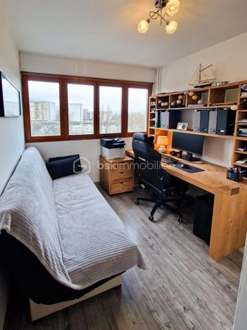 ÉCHIROLLES – T3 DE 79 m² AVEC GARAGE EN SUS, CAVE & BALCONS – ÉTAGE ÉLEVÉ – RÉSIDENCE SÉCURISÉE "LE BOURG NEUF"

📍 2 Allée d’Anjou – Échirolles

BSK Immobilier vous propose ce spacieux appartement T3 de 78,81 m² Carrez situé au 5ème étage en réalité 7, d’une copropriété sécurisée avec ascenseur, idéal pour une résidence principale comme pour un investissement locatif rentable. 

L’appartement bénéficie d’une belle luminosité grâce à son étage élevé, d’une vue dégagée ainsi que d’une configuration fonctionnelle avec de beaux volumes.

🛋️ Composition du bien :
• Entrée avec rangements
• Grand séjour lumineux de près de 30 m²
• Cuisine indépendante de plus de 12 m²
• 2 chambres
• Dressing
• Salle d’eau
• WC séparé
• 2 balcons
• Cave privative
• Garage fermé en sous-sol de 18,89 m² (en sus)

📐 Superficies :
• Appartement : 78,81 m² Carrez
• Balcons : 12,87 m²
• Cave : 5 m²
• Garage : 18,89 m² 

🏢 Les + de la copropriété :
• Résidence sécurisée
• Ascenseur
• Garage sécurisé en sous-sol
• Chauffage collectif urbain
• Copropriété bien entretenue

💰 Charges de copropriété appartement :
Environ 161 €/mois comprenant notamment :
✔ chauffage
✔ eau chaude
✔ eau froide
✔ entretien des communs
✔ ascenseur
✔ charges générales de copropriété 

🌡️ DPE : D
• Consommation énergétique : 197 kWh/m²/an
• Émissions GES : 14 kg CO₂/m²/an
• Estimation des dépenses énergétiques : entre 1 260 € et 1 780 € / an 

📍 Emplacement pratique :
À proximité immédiate :
• tramway et transports
• écoles et commerces
• accès rapide Grenoble
• grands axes et bassins d’emplois

🔐 Un vrai point fort du bien : la résidence bénéficie d’un accès sécurisé et d’un environnement résidentiel rassurant, particulièrement apprécié sur ce secteur.

💡 Focus investisseur :
Avec son grand séjour, ses beaux volumes et sa proximité des transports, ce bien peut parfaitement convenir à un projet de colocation ou de location meublée, offrant une belle rentabilité potentielle sur le marché locatif grenoblois.

📞 Une belle opportunité à découvrir rapidement.
Contactez moi pour organiser votre visite.