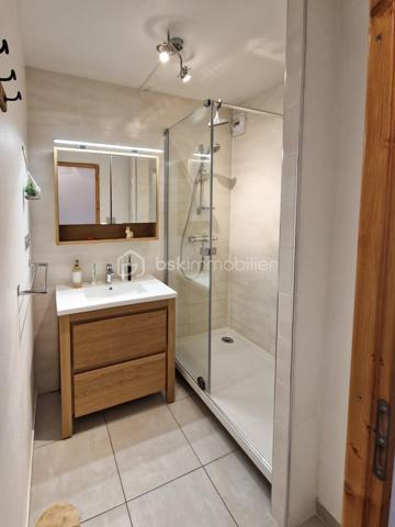 ÉCHIROLLES – T3 DE 79 m² AVEC GARAGE EN SUS, CAVE & BALCONS – ÉTAGE ÉLEVÉ – RÉSIDENCE SÉCURISÉE "LE BOURG NEUF"

📍 2 Allée d’Anjou – Échirolles

BSK Immobilier vous propose ce spacieux appartement T3 de 78,81 m² Carrez situé au 5ème étage en réalité 7, d’une copropriété sécurisée avec ascenseur, idéal pour une résidence principale comme pour un investissement locatif rentable. 

L’appartement bénéficie d’une belle luminosité grâce à son étage élevé, d’une vue dégagée ainsi que d’une configuration fonctionnelle avec de beaux volumes.

🛋️ Composition du bien :
• Entrée avec rangements
• Grand séjour lumineux de près de 30 m²
• Cuisine indépendante de plus de 12 m²
• 2 chambres
• Dressing
• Salle d’eau
• WC séparé
• 2 balcons
• Cave privative
• Garage fermé en sous-sol de 18,89 m² (en sus)

📐 Superficies :
• Appartement : 78,81 m² Carrez
• Balcons : 12,87 m²
• Cave : 5 m²
• Garage : 18,89 m² 

🏢 Les + de la copropriété :
• Résidence sécurisée
• Ascenseur
• Garage sécurisé en sous-sol
• Chauffage collectif urbain
• Copropriété bien entretenue

💰 Charges de copropriété appartement :
Environ 161 €/mois comprenant notamment :
✔ chauffage
✔ eau chaude
✔ eau froide
✔ entretien des communs
✔ ascenseur
✔ charges générales de copropriété 

🌡️ DPE : D
• Consommation énergétique : 197 kWh/m²/an
• Émissions GES : 14 kg CO₂/m²/an
• Estimation des dépenses énergétiques : entre 1 260 € et 1 780 € / an 

📍 Emplacement pratique :
À proximité immédiate :
• tramway et transports
• écoles et commerces
• accès rapide Grenoble
• grands axes et bassins d’emplois

🔐 Un vrai point fort du bien : la résidence bénéficie d’un accès sécurisé et d’un environnement résidentiel rassurant, particulièrement apprécié sur ce secteur.

💡 Focus investisseur :
Avec son grand séjour, ses beaux volumes et sa proximité des transports, ce bien peut parfaitement convenir à un projet de colocation ou de location meublée, offrant une belle rentabilité potentielle sur le marché locatif grenoblois.

📞 Une belle opportunité à découvrir rapidement.
Contactez moi pour organiser votre visite.