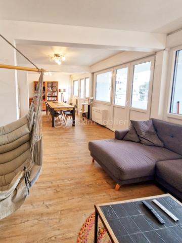 ÉCHIROLLES – T3 DE 79 m² AVEC GARAGE EN SUS, CAVE & BALCONS – ÉTAGE ÉLEVÉ – RÉSIDENCE SÉCURISÉE "LE BOURG NEUF"

📍 2 Allée d’Anjou – Échirolles

BSK Immobilier vous propose ce spacieux appartement T3 de 78,81 m² Carrez situé au 5ème étage en réalité 7, d’une copropriété sécurisée avec ascenseur, idéal pour une résidence principale comme pour un investissement locatif rentable. 

L’appartement bénéficie d’une belle luminosité grâce à son étage élevé, d’une vue dégagée ainsi que d’une configuration fonctionnelle avec de beaux volumes.

🛋️ Composition du bien :
• Entrée avec rangements
• Grand séjour lumineux de près de 30 m²
• Cuisine indépendante de plus de 12 m²
• 2 chambres
• Dressing
• Salle d’eau
• WC séparé
• 2 balcons
• Cave privative
• Garage fermé en sous-sol de 18,89 m² (en sus)

📐 Superficies :
• Appartement : 78,81 m² Carrez
• Balcons : 12,87 m²
• Cave : 5 m²
• Garage : 18,89 m² 

🏢 Les + de la copropriété :
• Résidence sécurisée
• Ascenseur
• Garage sécurisé en sous-sol
• Chauffage collectif urbain
• Copropriété bien entretenue

💰 Charges de copropriété appartement :
Environ 161 €/mois comprenant notamment :
✔ chauffage
✔ eau chaude
✔ eau froide
✔ entretien des communs
✔ ascenseur
✔ charges générales de copropriété 

🌡️ DPE : D
• Consommation énergétique : 197 kWh/m²/an
• Émissions GES : 14 kg CO₂/m²/an
• Estimation des dépenses énergétiques : entre 1 260 € et 1 780 € / an 

📍 Emplacement pratique :
À proximité immédiate :
• tramway et transports
• écoles et commerces
• accès rapide Grenoble
• grands axes et bassins d’emplois

🔐 Un vrai point fort du bien : la résidence bénéficie d’un accès sécurisé et d’un environnement résidentiel rassurant, particulièrement apprécié sur ce secteur.

💡 Focus investisseur :
Avec son grand séjour, ses beaux volumes et sa proximité des transports, ce bien peut parfaitement convenir à un projet de colocation ou de location meublée, offrant une belle rentabilité potentielle sur le marché locatif grenoblois.

📞 Une belle opportunité à découvrir rapidement.
Contactez moi pour organiser votre visite.