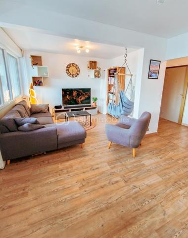 ÉCHIROLLES – T3 DE 79 m² AVEC GARAGE EN SUS, CAVE & BALCONS – ÉTAGE ÉLEVÉ – RÉSIDENCE SÉCURISÉE "LE BOURG NEUF"

📍 2 Allée d’Anjou – Échirolles

BSK Immobilier vous propose ce spacieux appartement T3 de 78,81 m² Carrez situé au 5ème étage en réalité 7, d’une copropriété sécurisée avec ascenseur, idéal pour une résidence principale comme pour un investissement locatif rentable. 

L’appartement bénéficie d’une belle luminosité grâce à son étage élevé, d’une vue dégagée ainsi que d’une configuration fonctionnelle avec de beaux volumes.

🛋️ Composition du bien :
• Entrée avec rangements
• Grand séjour lumineux de près de 30 m²
• Cuisine indépendante de plus de 12 m²
• 2 chambres
• Dressing
• Salle d’eau
• WC séparé
• 2 balcons
• Cave privative
• Garage fermé en sous-sol de 18,89 m² (en sus)

📐 Superficies :
• Appartement : 78,81 m² Carrez
• Balcons : 12,87 m²
• Cave : 5 m²
• Garage : 18,89 m² 

🏢 Les + de la copropriété :
• Résidence sécurisée
• Ascenseur
• Garage sécurisé en sous-sol
• Chauffage collectif urbain
• Copropriété bien entretenue

💰 Charges de copropriété appartement :
Environ 161 €/mois comprenant notamment :
✔ chauffage
✔ eau chaude
✔ eau froide
✔ entretien des communs
✔ ascenseur
✔ charges générales de copropriété 

🌡️ DPE : D
• Consommation énergétique : 197 kWh/m²/an
• Émissions GES : 14 kg CO₂/m²/an
• Estimation des dépenses énergétiques : entre 1 260 € et 1 780 € / an 

📍 Emplacement pratique :
À proximité immédiate :
• tramway et transports
• écoles et commerces
• accès rapide Grenoble
• grands axes et bassins d’emplois

🔐 Un vrai point fort du bien : la résidence bénéficie d’un accès sécurisé et d’un environnement résidentiel rassurant, particulièrement apprécié sur ce secteur.

💡 Focus investisseur :
Avec son grand séjour, ses beaux volumes et sa proximité des transports, ce bien peut parfaitement convenir à un projet de colocation ou de location meublée, offrant une belle rentabilité potentielle sur le marché locatif grenoblois.

📞 Une belle opportunité à découvrir rapidement.
Contactez moi pour organiser votre visite.