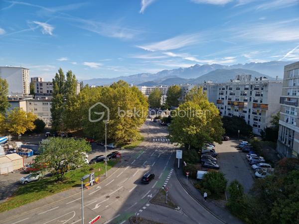 ÉCHIROLLES – T3 DE 79 m² AVEC GARAGE EN SUS, CAVE & BALCONS – ÉTAGE ÉLEVÉ – RÉSIDENCE SÉCURISÉE "LE BOURG NEUF"

📍 2 Allée d’Anjou – Échirolles

BSK Immobilier vous propose ce spacieux appartement T3 de 78,81 m² Carrez situé au 5ème étage en réalité 7, d’une copropriété sécurisée avec ascenseur, idéal pour une résidence principale comme pour un investissement locatif rentable. 

L’appartement bénéficie d’une belle luminosité grâce à son étage élevé, d’une vue dégagée ainsi que d’une configuration fonctionnelle avec de beaux volumes.

🛋️ Composition du bien :
• Entrée avec rangements
• Grand séjour lumineux de près de 30 m²
• Cuisine indépendante de plus de 12 m²
• 2 chambres
• Dressing
• Salle d’eau
• WC séparé
• 2 balcons
• Cave privative
• Garage fermé en sous-sol de 18,89 m² (en sus)

📐 Superficies :
• Appartement : 78,81 m² Carrez
• Balcons : 12,87 m²
• Cave : 5 m²
• Garage : 18,89 m² 

🏢 Les + de la copropriété :
• Résidence sécurisée
• Ascenseur
• Garage sécurisé en sous-sol
• Chauffage collectif urbain
• Copropriété bien entretenue

💰 Charges de copropriété appartement :
Environ 161 €/mois comprenant notamment :
✔ chauffage
✔ eau chaude
✔ eau froide
✔ entretien des communs
✔ ascenseur
✔ charges générales de copropriété 

🌡️ DPE : D
• Consommation énergétique : 197 kWh/m²/an
• Émissions GES : 14 kg CO₂/m²/an
• Estimation des dépenses énergétiques : entre 1 260 € et 1 780 € / an 

📍 Emplacement pratique :
À proximité immédiate :
• tramway et transports
• écoles et commerces
• accès rapide Grenoble
• grands axes et bassins d’emplois

🔐 Un vrai point fort du bien : la résidence bénéficie d’un accès sécurisé et d’un environnement résidentiel rassurant, particulièrement apprécié sur ce secteur.

💡 Focus investisseur :
Avec son grand séjour, ses beaux volumes et sa proximité des transports, ce bien peut parfaitement convenir à un projet de colocation ou de location meublée, offrant une belle rentabilité potentielle sur le marché locatif grenoblois.

📞 Une belle opportunité à découvrir rapidement.
Contactez moi pour organiser votre visite.