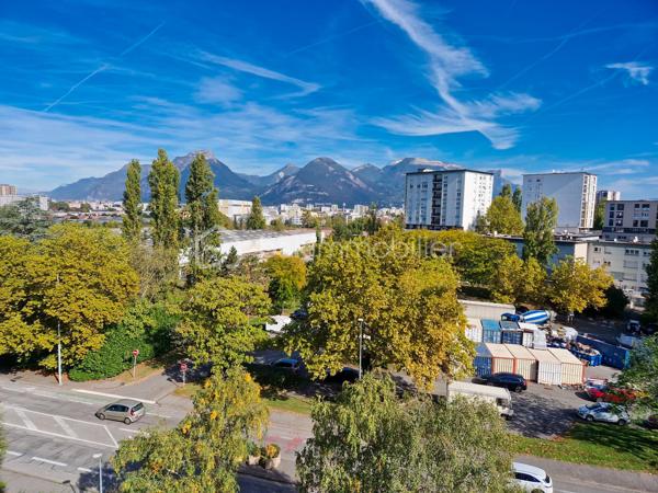 ÉCHIROLLES – T3 DE 79 m² AVEC GARAGE EN SUS, CAVE & BALCONS – ÉTAGE ÉLEVÉ – RÉSIDENCE SÉCURISÉE "LE BOURG NEUF"

📍 2 Allée d’Anjou – Échirolles

BSK Immobilier vous propose ce spacieux appartement T3 de 78,81 m² Carrez situé au 5ème étage en réalité 7, d’une copropriété sécurisée avec ascenseur, idéal pour une résidence principale comme pour un investissement locatif rentable. 

L’appartement bénéficie d’une belle luminosité grâce à son étage élevé, d’une vue dégagée ainsi que d’une configuration fonctionnelle avec de beaux volumes.

🛋️ Composition du bien :
• Entrée avec rangements
• Grand séjour lumineux de près de 30 m²
• Cuisine indépendante de plus de 12 m²
• 2 chambres
• Dressing
• Salle d’eau
• WC séparé
• 2 balcons
• Cave privative
• Garage fermé en sous-sol de 18,89 m² (en sus)

📐 Superficies :
• Appartement : 78,81 m² Carrez
• Balcons : 12,87 m²
• Cave : 5 m²
• Garage : 18,89 m² 

🏢 Les + de la copropriété :
• Résidence sécurisée
• Ascenseur
• Garage sécurisé en sous-sol
• Chauffage collectif urbain
• Copropriété bien entretenue

💰 Charges de copropriété appartement :
Environ 161 €/mois comprenant notamment :
✔ chauffage
✔ eau chaude
✔ eau froide
✔ entretien des communs
✔ ascenseur
✔ charges générales de copropriété 

🌡️ DPE : D
• Consommation énergétique : 197 kWh/m²/an
• Émissions GES : 14 kg CO₂/m²/an
• Estimation des dépenses énergétiques : entre 1 260 € et 1 780 € / an 

📍 Emplacement pratique :
À proximité immédiate :
• tramway et transports
• écoles et commerces
• accès rapide Grenoble
• grands axes et bassins d’emplois

🔐 Un vrai point fort du bien : la résidence bénéficie d’un accès sécurisé et d’un environnement résidentiel rassurant, particulièrement apprécié sur ce secteur.

💡 Focus investisseur :
Avec son grand séjour, ses beaux volumes et sa proximité des transports, ce bien peut parfaitement convenir à un projet de colocation ou de location meublée, offrant une belle rentabilité potentielle sur le marché locatif grenoblois.

📞 Une belle opportunité à découvrir rapidement.
Contactez moi pour organiser votre visite.