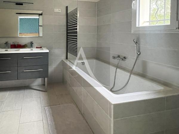 Maison de plain-pied à la campagne avec piscine ..