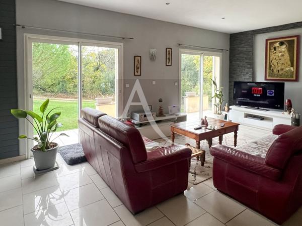 Maison de plain-pied à la campagne avec piscine ..