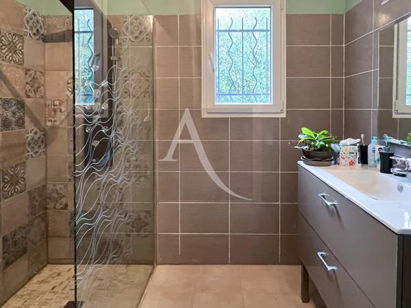 Maison de plain-pied à la campagne avec piscine ..