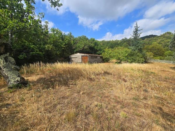Un véritable havre de paix en pleine nature, avec mazet cadastré, box à chevaux et vue dominante sur les montagnes.