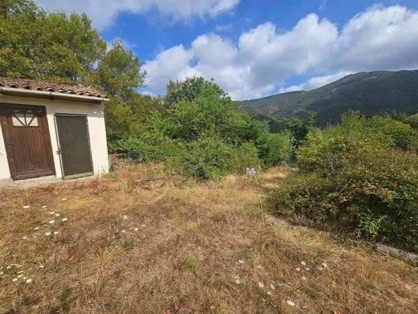 Un véritable havre de paix en pleine nature, avec mazet cadastré, box à chevaux et vue dominante sur les montagnes.