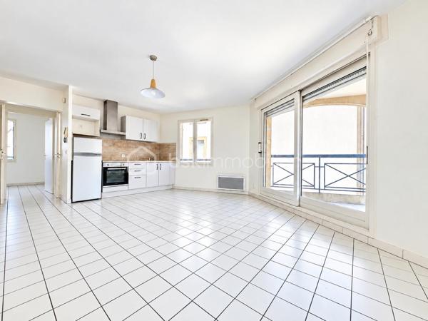 BSK Immobilier vous propose cet appartement de type T2 de 47,15 m², situé au 18 rue Abbé Grégoire à Grenoble, au 2ᵉ étage sur 4.

Bénéficiant d’une exposition Nord-Ouest, cet appartement fonctionnel et agréable dispose d’une belle pièce de vie ainsi que d’une terrasse de 8,52 m².

L’entrée s’effectue par un hall de 3,55 m², équipé d’un placard à deux vantaux.

Vous découvrirez ensuite une belle pièce de vie avec cuisine ouverte de 26,93 m², donnant directement accès à la terrasse. La cuisine est équipée d’un four, d’une plaque de cuisson, d’une hotte et d’un réfrigérateur.

L’espace nuit comprend une chambre de 10,80 m², carrelée, avec fenêtre et placard à deux vantaux. Une arrivée d’eau pour la machine à laver est également présente dans le placard.

La salle de bains de 4,68 m², bénéficiant d’une fenêtre, est équipée d’une baignoire, d’un meuble vasque et d’un sèche-serviettes.

Les WC indépendants de 1,19 m² sont entièrement carrelés et accueillent également le ballon assurant la production d’eau chaude.

L’appartement est équipé d’un chauffage individuel électrique, d’un interphone et de menuiseries bois avec volets bois. La baie vitrée du séjour est quant à elle équipée d’un volet roulant manuel.

La situation constitue un véritable atout : à proximité de la gare de Grenoble, du quartier Saint-Bruno, d’Europole, du Palais de Justice et de la Chambre de Commerce et d’Industrie de Grenoble. Les lignes de tramway A et B, ainsi que les commerces, écoles et différents services, sont facilement accessibles.

Surface habitable : 47,15 m²
Terrasse : 8,52 m²
Taxe foncière : 1 400 € / an
Charges de copropriété : 40 € / mois

Un T2 agréable et fonctionnel offrant une belle pièce de vie, une terrasse et un emplacement particulièrement pratique à Grenoble.