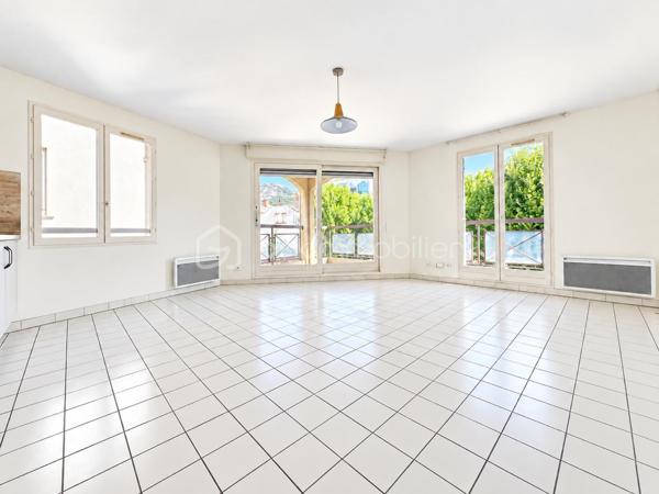 BSK Immobilier vous propose cet appartement de type T2 de 47,15 m², situé au 18 rue Abbé Grégoire à Grenoble, au 2ᵉ étage sur 4.

Bénéficiant d’une exposition Nord-Ouest, cet appartement fonctionnel et agréable dispose d’une belle pièce de vie ainsi que d’une terrasse de 8,52 m².

L’entrée s’effectue par un hall de 3,55 m², équipé d’un placard à deux vantaux.

Vous découvrirez ensuite une belle pièce de vie avec cuisine ouverte de 26,93 m², donnant directement accès à la terrasse. La cuisine est équipée d’un four, d’une plaque de cuisson, d’une hotte et d’un réfrigérateur.

L’espace nuit comprend une chambre de 10,80 m², carrelée, avec fenêtre et placard à deux vantaux. Une arrivée d’eau pour la machine à laver est également présente dans le placard.

La salle de bains de 4,68 m², bénéficiant d’une fenêtre, est équipée d’une baignoire, d’un meuble vasque et d’un sèche-serviettes.

Les WC indépendants de 1,19 m² sont entièrement carrelés et accueillent également le ballon assurant la production d’eau chaude.

L’appartement est équipé d’un chauffage individuel électrique, d’un interphone et de menuiseries bois avec volets bois. La baie vitrée du séjour est quant à elle équipée d’un volet roulant manuel.

La situation constitue un véritable atout : à proximité de la gare de Grenoble, du quartier Saint-Bruno, d’Europole, du Palais de Justice et de la Chambre de Commerce et d’Industrie de Grenoble. Les lignes de tramway A et B, ainsi que les commerces, écoles et différents services, sont facilement accessibles.

Surface habitable : 47,15 m²
Terrasse : 8,52 m²
Taxe foncière : 1 400 € / an
Charges de copropriété : 40 € / mois

Un T2 agréable et fonctionnel offrant une belle pièce de vie, une terrasse et un emplacement particulièrement pratique à Grenoble.