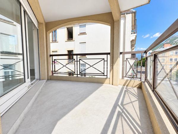 BSK Immobilier vous propose cet appartement de type T2 de 47,15 m², situé au 18 rue Abbé Grégoire à Grenoble, au 2ᵉ étage sur 4.

Bénéficiant d’une exposition Nord-Ouest, cet appartement fonctionnel et agréable dispose d’une belle pièce de vie ainsi que d’une terrasse de 8,52 m².

L’entrée s’effectue par un hall de 3,55 m², équipé d’un placard à deux vantaux.

Vous découvrirez ensuite une belle pièce de vie avec cuisine ouverte de 26,93 m², donnant directement accès à la terrasse. La cuisine est équipée d’un four, d’une plaque de cuisson, d’une hotte et d’un réfrigérateur.

L’espace nuit comprend une chambre de 10,80 m², carrelée, avec fenêtre et placard à deux vantaux. Une arrivée d’eau pour la machine à laver est également présente dans le placard.

La salle de bains de 4,68 m², bénéficiant d’une fenêtre, est équipée d’une baignoire, d’un meuble vasque et d’un sèche-serviettes.

Les WC indépendants de 1,19 m² sont entièrement carrelés et accueillent également le ballon assurant la production d’eau chaude.

L’appartement est équipé d’un chauffage individuel électrique, d’un interphone et de menuiseries bois avec volets bois. La baie vitrée du séjour est quant à elle équipée d’un volet roulant manuel.

La situation constitue un véritable atout : à proximité de la gare de Grenoble, du quartier Saint-Bruno, d’Europole, du Palais de Justice et de la Chambre de Commerce et d’Industrie de Grenoble. Les lignes de tramway A et B, ainsi que les commerces, écoles et différents services, sont facilement accessibles.

Surface habitable : 47,15 m²
Terrasse : 8,52 m²
Taxe foncière : 1 400 € / an
Charges de copropriété : 40 € / mois

Un T2 agréable et fonctionnel offrant une belle pièce de vie, une terrasse et un emplacement particulièrement pratique à Grenoble.