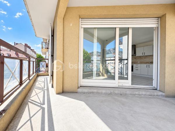 BSK Immobilier vous propose cet appartement de type T2 de 47,15 m², situé au 18 rue Abbé Grégoire à Grenoble, au 2ᵉ étage sur 4.

Bénéficiant d’une exposition Nord-Ouest, cet appartement fonctionnel et agréable dispose d’une belle pièce de vie ainsi que d’une terrasse de 8,52 m².

L’entrée s’effectue par un hall de 3,55 m², équipé d’un placard à deux vantaux.

Vous découvrirez ensuite une belle pièce de vie avec cuisine ouverte de 26,93 m², donnant directement accès à la terrasse. La cuisine est équipée d’un four, d’une plaque de cuisson, d’une hotte et d’un réfrigérateur.

L’espace nuit comprend une chambre de 10,80 m², carrelée, avec fenêtre et placard à deux vantaux. Une arrivée d’eau pour la machine à laver est également présente dans le placard.

La salle de bains de 4,68 m², bénéficiant d’une fenêtre, est équipée d’une baignoire, d’un meuble vasque et d’un sèche-serviettes.

Les WC indépendants de 1,19 m² sont entièrement carrelés et accueillent également le ballon assurant la production d’eau chaude.

L’appartement est équipé d’un chauffage individuel électrique, d’un interphone et de menuiseries bois avec volets bois. La baie vitrée du séjour est quant à elle équipée d’un volet roulant manuel.

La situation constitue un véritable atout : à proximité de la gare de Grenoble, du quartier Saint-Bruno, d’Europole, du Palais de Justice et de la Chambre de Commerce et d’Industrie de Grenoble. Les lignes de tramway A et B, ainsi que les commerces, écoles et différents services, sont facilement accessibles.

Surface habitable : 47,15 m²
Terrasse : 8,52 m²
Taxe foncière : 1 400 € / an
Charges de copropriété : 40 € / mois

Un T2 agréable et fonctionnel offrant une belle pièce de vie, une terrasse et un emplacement particulièrement pratique à Grenoble.