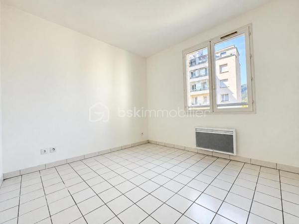 BSK Immobilier vous propose cet appartement de type T2 de 47,15 m², situé au 18 rue Abbé Grégoire à Grenoble, au 2ᵉ étage sur 4.

Bénéficiant d’une exposition Nord-Ouest, cet appartement fonctionnel et agréable dispose d’une belle pièce de vie ainsi que d’une terrasse de 8,52 m².

L’entrée s’effectue par un hall de 3,55 m², équipé d’un placard à deux vantaux.

Vous découvrirez ensuite une belle pièce de vie avec cuisine ouverte de 26,93 m², donnant directement accès à la terrasse. La cuisine est équipée d’un four, d’une plaque de cuisson, d’une hotte et d’un réfrigérateur.

L’espace nuit comprend une chambre de 10,80 m², carrelée, avec fenêtre et placard à deux vantaux. Une arrivée d’eau pour la machine à laver est également présente dans le placard.

La salle de bains de 4,68 m², bénéficiant d’une fenêtre, est équipée d’une baignoire, d’un meuble vasque et d’un sèche-serviettes.

Les WC indépendants de 1,19 m² sont entièrement carrelés et accueillent également le ballon assurant la production d’eau chaude.

L’appartement est équipé d’un chauffage individuel électrique, d’un interphone et de menuiseries bois avec volets bois. La baie vitrée du séjour est quant à elle équipée d’un volet roulant manuel.

La situation constitue un véritable atout : à proximité de la gare de Grenoble, du quartier Saint-Bruno, d’Europole, du Palais de Justice et de la Chambre de Commerce et d’Industrie de Grenoble. Les lignes de tramway A et B, ainsi que les commerces, écoles et différents services, sont facilement accessibles.

Surface habitable : 47,15 m²
Terrasse : 8,52 m²
Taxe foncière : 1 400 € / an
Charges de copropriété : 40 € / mois

Un T2 agréable et fonctionnel offrant une belle pièce de vie, une terrasse et un emplacement particulièrement pratique à Grenoble.