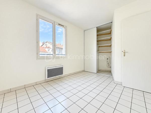 BSK Immobilier vous propose cet appartement de type T2 de 47,15 m², situé au 18 rue Abbé Grégoire à Grenoble, au 2ᵉ étage sur 4.

Bénéficiant d’une exposition Nord-Ouest, cet appartement fonctionnel et agréable dispose d’une belle pièce de vie ainsi que d’une terrasse de 8,52 m².

L’entrée s’effectue par un hall de 3,55 m², équipé d’un placard à deux vantaux.

Vous découvrirez ensuite une belle pièce de vie avec cuisine ouverte de 26,93 m², donnant directement accès à la terrasse. La cuisine est équipée d’un four, d’une plaque de cuisson, d’une hotte et d’un réfrigérateur.

L’espace nuit comprend une chambre de 10,80 m², carrelée, avec fenêtre et placard à deux vantaux. Une arrivée d’eau pour la machine à laver est également présente dans le placard.

La salle de bains de 4,68 m², bénéficiant d’une fenêtre, est équipée d’une baignoire, d’un meuble vasque et d’un sèche-serviettes.

Les WC indépendants de 1,19 m² sont entièrement carrelés et accueillent également le ballon assurant la production d’eau chaude.

L’appartement est équipé d’un chauffage individuel électrique, d’un interphone et de menuiseries bois avec volets bois. La baie vitrée du séjour est quant à elle équipée d’un volet roulant manuel.

La situation constitue un véritable atout : à proximité de la gare de Grenoble, du quartier Saint-Bruno, d’Europole, du Palais de Justice et de la Chambre de Commerce et d’Industrie de Grenoble. Les lignes de tramway A et B, ainsi que les commerces, écoles et différents services, sont facilement accessibles.

Surface habitable : 47,15 m²
Terrasse : 8,52 m²
Taxe foncière : 1 400 € / an
Charges de copropriété : 40 € / mois

Un T2 agréable et fonctionnel offrant une belle pièce de vie, une terrasse et un emplacement particulièrement pratique à Grenoble.