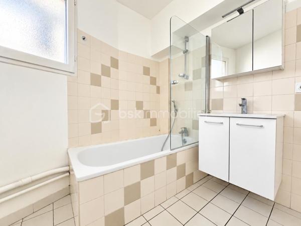 BSK Immobilier vous propose cet appartement de type T2 de 47,15 m², situé au 18 rue Abbé Grégoire à Grenoble, au 2ᵉ étage sur 4.

Bénéficiant d’une exposition Nord-Ouest, cet appartement fonctionnel et agréable dispose d’une belle pièce de vie ainsi que d’une terrasse de 8,52 m².

L’entrée s’effectue par un hall de 3,55 m², équipé d’un placard à deux vantaux.

Vous découvrirez ensuite une belle pièce de vie avec cuisine ouverte de 26,93 m², donnant directement accès à la terrasse. La cuisine est équipée d’un four, d’une plaque de cuisson, d’une hotte et d’un réfrigérateur.

L’espace nuit comprend une chambre de 10,80 m², carrelée, avec fenêtre et placard à deux vantaux. Une arrivée d’eau pour la machine à laver est également présente dans le placard.

La salle de bains de 4,68 m², bénéficiant d’une fenêtre, est équipée d’une baignoire, d’un meuble vasque et d’un sèche-serviettes.

Les WC indépendants de 1,19 m² sont entièrement carrelés et accueillent également le ballon assurant la production d’eau chaude.

L’appartement est équipé d’un chauffage individuel électrique, d’un interphone et de menuiseries bois avec volets bois. La baie vitrée du séjour est quant à elle équipée d’un volet roulant manuel.

La situation constitue un véritable atout : à proximité de la gare de Grenoble, du quartier Saint-Bruno, d’Europole, du Palais de Justice et de la Chambre de Commerce et d’Industrie de Grenoble. Les lignes de tramway A et B, ainsi que les commerces, écoles et différents services, sont facilement accessibles.

Surface habitable : 47,15 m²
Terrasse : 8,52 m²
Taxe foncière : 1 400 € / an
Charges de copropriété : 40 € / mois

Un T2 agréable et fonctionnel offrant une belle pièce de vie, une terrasse et un emplacement particulièrement pratique à Grenoble.