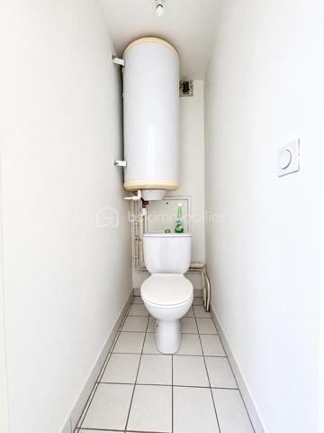 BSK Immobilier vous propose cet appartement de type T2 de 47,15 m², situé au 18 rue Abbé Grégoire à Grenoble, au 2ᵉ étage sur 4.

Bénéficiant d’une exposition Nord-Ouest, cet appartement fonctionnel et agréable dispose d’une belle pièce de vie ainsi que d’une terrasse de 8,52 m².

L’entrée s’effectue par un hall de 3,55 m², équipé d’un placard à deux vantaux.

Vous découvrirez ensuite une belle pièce de vie avec cuisine ouverte de 26,93 m², donnant directement accès à la terrasse. La cuisine est équipée d’un four, d’une plaque de cuisson, d’une hotte et d’un réfrigérateur.

L’espace nuit comprend une chambre de 10,80 m², carrelée, avec fenêtre et placard à deux vantaux. Une arrivée d’eau pour la machine à laver est également présente dans le placard.

La salle de bains de 4,68 m², bénéficiant d’une fenêtre, est équipée d’une baignoire, d’un meuble vasque et d’un sèche-serviettes.

Les WC indépendants de 1,19 m² sont entièrement carrelés et accueillent également le ballon assurant la production d’eau chaude.

L’appartement est équipé d’un chauffage individuel électrique, d’un interphone et de menuiseries bois avec volets bois. La baie vitrée du séjour est quant à elle équipée d’un volet roulant manuel.

La situation constitue un véritable atout : à proximité de la gare de Grenoble, du quartier Saint-Bruno, d’Europole, du Palais de Justice et de la Chambre de Commerce et d’Industrie de Grenoble. Les lignes de tramway A et B, ainsi que les commerces, écoles et différents services, sont facilement accessibles.

Surface habitable : 47,15 m²
Terrasse : 8,52 m²
Taxe foncière : 1 400 € / an
Charges de copropriété : 40 € / mois

Un T2 agréable et fonctionnel offrant une belle pièce de vie, une terrasse et un emplacement particulièrement pratique à Grenoble.