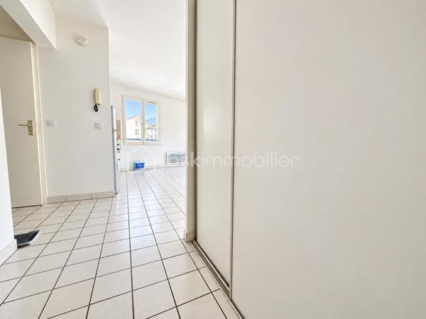 BSK Immobilier vous propose cet appartement de type T2 de 47,15 m², situé au 18 rue Abbé Grégoire à Grenoble, au 2ᵉ étage sur 4.

Bénéficiant d’une exposition Nord-Ouest, cet appartement fonctionnel et agréable dispose d’une belle pièce de vie ainsi que d’une terrasse de 8,52 m².

L’entrée s’effectue par un hall de 3,55 m², équipé d’un placard à deux vantaux.

Vous découvrirez ensuite une belle pièce de vie avec cuisine ouverte de 26,93 m², donnant directement accès à la terrasse. La cuisine est équipée d’un four, d’une plaque de cuisson, d’une hotte et d’un réfrigérateur.

L’espace nuit comprend une chambre de 10,80 m², carrelée, avec fenêtre et placard à deux vantaux. Une arrivée d’eau pour la machine à laver est également présente dans le placard.

La salle de bains de 4,68 m², bénéficiant d’une fenêtre, est équipée d’une baignoire, d’un meuble vasque et d’un sèche-serviettes.

Les WC indépendants de 1,19 m² sont entièrement carrelés et accueillent également le ballon assurant la production d’eau chaude.

L’appartement est équipé d’un chauffage individuel électrique, d’un interphone et de menuiseries bois avec volets bois. La baie vitrée du séjour est quant à elle équipée d’un volet roulant manuel.

La situation constitue un véritable atout : à proximité de la gare de Grenoble, du quartier Saint-Bruno, d’Europole, du Palais de Justice et de la Chambre de Commerce et d’Industrie de Grenoble. Les lignes de tramway A et B, ainsi que les commerces, écoles et différents services, sont facilement accessibles.

Surface habitable : 47,15 m²
Terrasse : 8,52 m²
Taxe foncière : 1 400 € / an
Charges de copropriété : 40 € / mois

Un T2 agréable et fonctionnel offrant une belle pièce de vie, une terrasse et un emplacement particulièrement pratique à Grenoble.