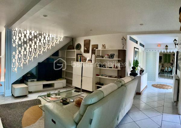 Découvrez cette somptueuse maison d'une superficie impressionnante de 680 m². Nichée dans un environnement calme et verdoyant, cette propriété offre un style de vie où confort et tranquillité se conjuguent harmonieusement.

Cette maison qui anciennement était un centre de ressource et de bien-être comporte les atouts nécessaire pour reprendre cette activité ou toute autre activité similaire ou simplement votre résidence principale.

Ce bien possède, au Rez-de-chaussée : 
* Trois Chambres avec cuisine équipée et aménagée, une salle d’eau, un WC
* Deux chambres simples
* Une chambre + WC + Salle d’eau
* Un espace SPA
* Trois grandes pièces de vie
* Une grande cuisine principale + Cellier + Buanderie

À l’étage:
* Deux chambres + WC + Salle d’eau
* Une chambre simple
* Un WC
* Une baignoire
* Une cuisine 

Extérieur :
Un grand jardin arboré

Sur cette parcelle d ‘un peut plus de 3400m2 se trouve aussi un petit chalet à raffraichir.

Ne laissez pas passer cette incroyable opportunité, appelez-moi