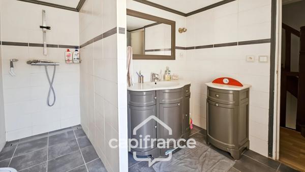 Charmante maison de ville fonctionnelle sur trois niveaux- terrasse au calme- Idéal famille ou investissement-