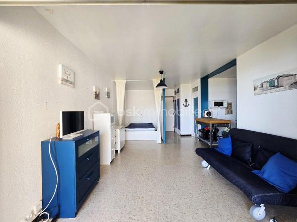 Valenti Victor vous propose en exclusivité - Ce beau T1 bis au 2ème étage avec ascenseur idéalement situé à proximité directe des plages et des thermes. Dans une résidence sécurisée et bien entretenue il se compose comme suit : 

- Un spacieux et lumineux séjour, une kitchenette équipée et aménagée
- Un coin nuit, une salle d'eau avec wc
- Une loggia permettant de profiter d'un extérieur, offre une magnifique vue dégagée sur le jardin de la résidence et l'étang 

Que ce soit pour une résidence secondaire ou un investissement locatif ce bien de par sa composition, ses caractéristiques ainsi que son emplacement, saura répondre à tous vos besoins

Une visite s'impose