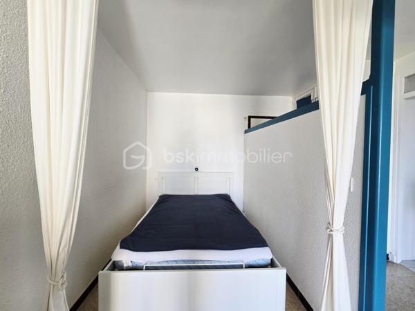 Valenti Victor vous propose en exclusivité - Ce beau T1 bis au 2ème étage avec ascenseur idéalement situé à proximité directe des plages et des thermes. Dans une résidence sécurisée et bien entretenue il se compose comme suit : 

- Un spacieux et lumineux séjour, une kitchenette équipée et aménagée
- Un coin nuit, une salle d'eau avec wc
- Une loggia permettant de profiter d'un extérieur, offre une magnifique vue dégagée sur le jardin de la résidence et l'étang 

Que ce soit pour une résidence secondaire ou un investissement locatif ce bien de par sa composition, ses caractéristiques ainsi que son emplacement, saura répondre à tous vos besoins

Une visite s'impose