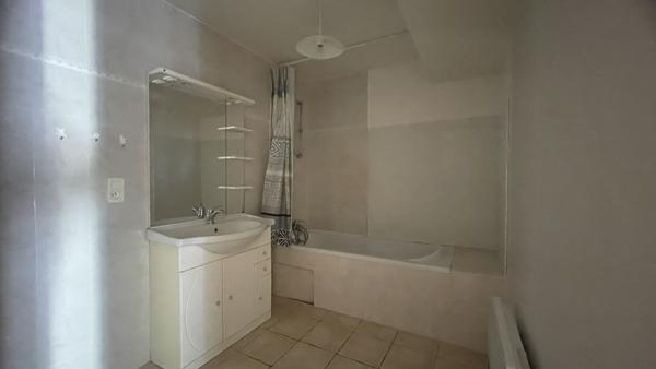 Cotignac (83570) COTIGNAC A LOUER MAISON DE VILLAGE AVEC GRAND GARAGE