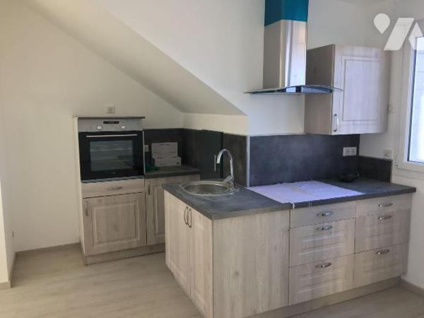 Immeuble situé sur le port  comprenant; 

Au rez-de-chaussée : Un local commercial d'environ ...