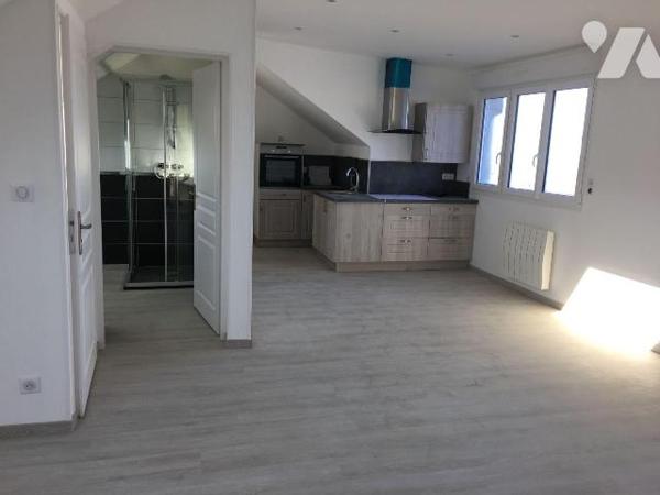 Immeuble situé sur le port  comprenant; 

Au rez-de-chaussée : Un local commercial d'environ ...