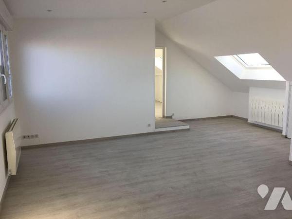 Immeuble situé sur le port  comprenant; 

Au rez-de-chaussée : Un local commercial d'environ ...