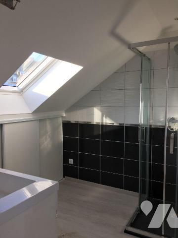 Immeuble situé sur le port  comprenant; 

Au rez-de-chaussée : Un local commercial d'environ ...