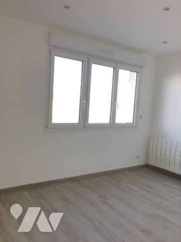 Immeuble situé sur le port  comprenant; 

Au rez-de-chaussée : Un local commercial d'environ ...