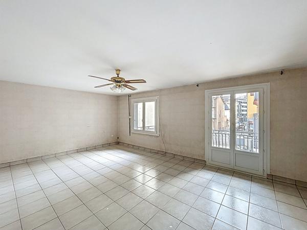 Maison de Ville mitoyenne de 5 pièces 116 m² avec fort potentiel Hypercentre d'AIX LES BAINS avec stationnement