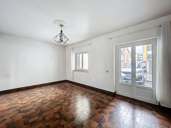 Maison de Ville mitoyenne de 5 pièces 116 m² avec fort potentiel Hypercentre d'AIX LES BAINS avec stationnement