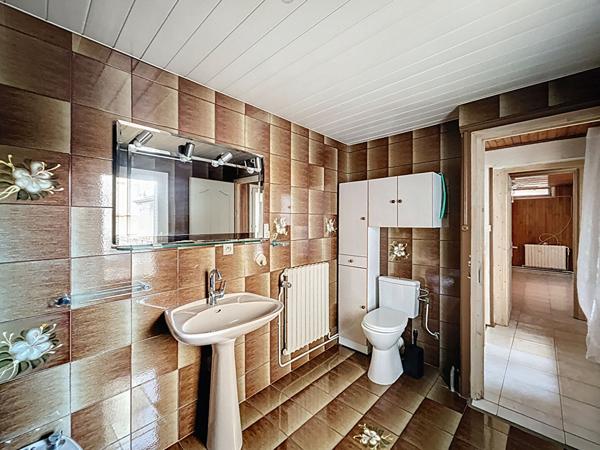 Maison de Ville mitoyenne de 5 pièces 116 m² avec fort potentiel Hypercentre d'AIX LES BAINS avec stationnement