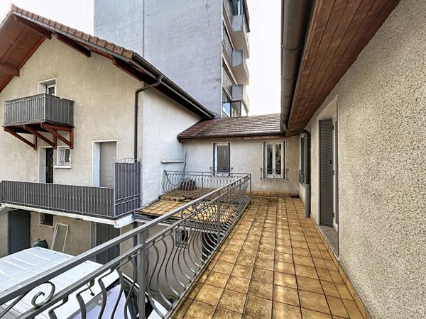 Maison de Ville mitoyenne de 5 pièces 116 m² avec fort potentiel Hypercentre d'AIX LES BAINS avec stationnement