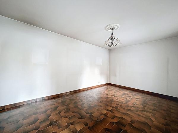 Maison de Ville mitoyenne de 5 pièces 116 m² avec fort potentiel Hypercentre d'AIX LES BAINS avec stationnement