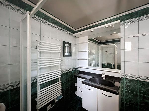 Maison de Ville mitoyenne de 5 pièces 116 m² avec fort potentiel Hypercentre d'AIX LES BAINS avec stationnement