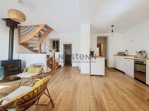 Charmante maison de ville entièrement rénovée comprenant 3 chambres, terrasse et jardin