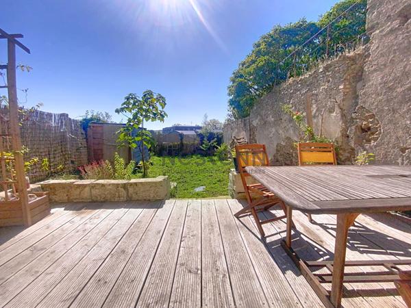 Charmante maison de ville entièrement rénovée comprenant 3 chambres, terrasse et jardin