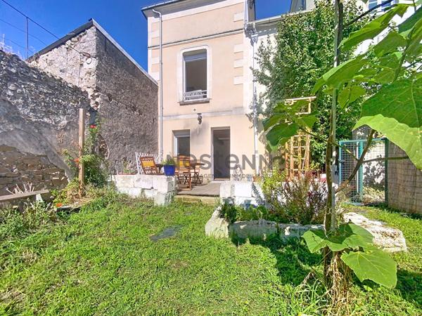 Charmante maison de ville entièrement rénovée comprenant 3 chambres, terrasse et jardin