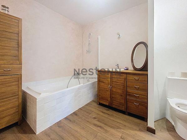 Charmante maison de ville entièrement rénovée comprenant 3 chambres, terrasse et jardin