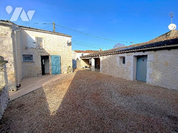 A proximité des commerces, jolie maison charentaise sur 2 niveaux rénovée avec goût avec jardin clos