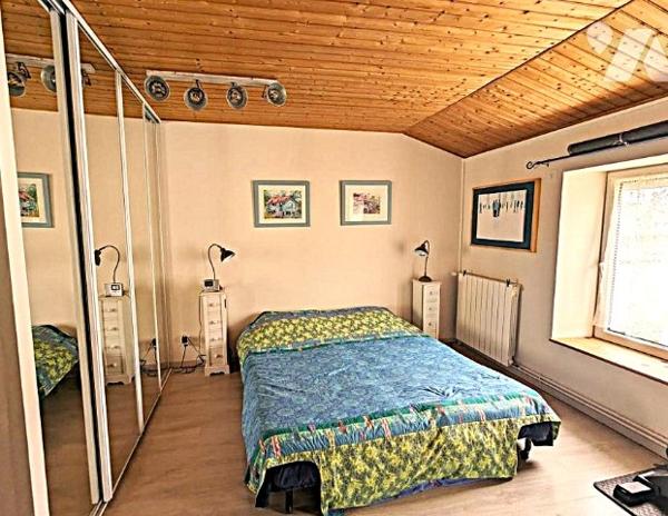 A proximité des commerces, jolie maison charentaise sur 2 niveaux rénovée avec goût avec jardin clos