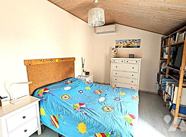 A proximité des commerces, jolie maison charentaise sur 2 niveaux rénovée avec goût avec jardin clos