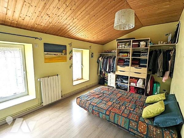 A proximité des commerces, jolie maison charentaise sur 2 niveaux rénovée avec goût avec jardin clos